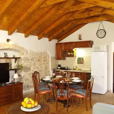 Fuer 8 Personen Und 2 In Banj, Dalmatien Inseln Vor Zadar Holiday home Zdrelac