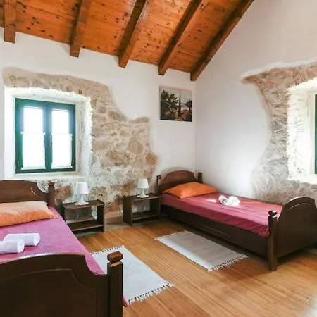Holiday home Fuer 8 Personen Und 2 In Banj, Dalmatien Inseln Vor Zadar Zdrelac
